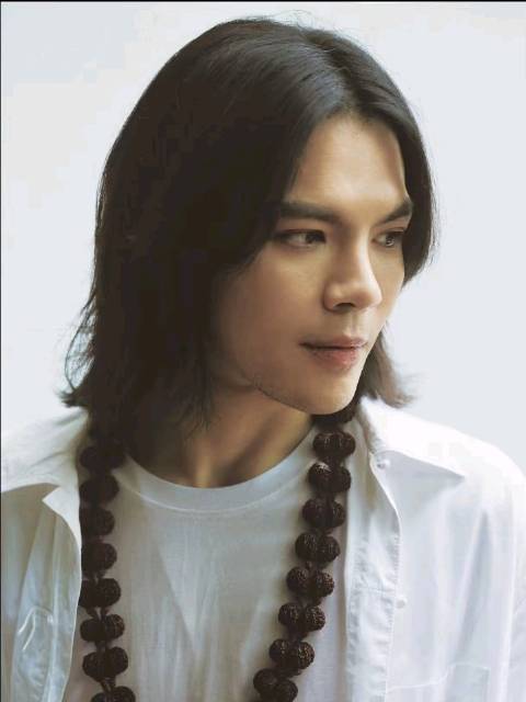 向佐性格矛盾引热议，情绪不稳定成焦点