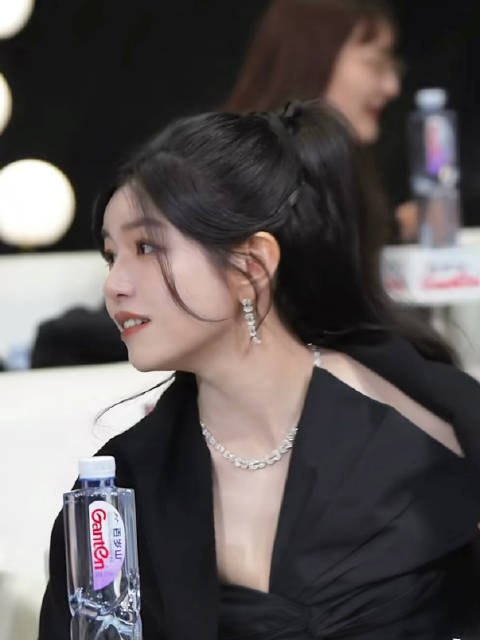 这个视频太美了 妈咪边讲话边整理披肩好勾人 cr.水印