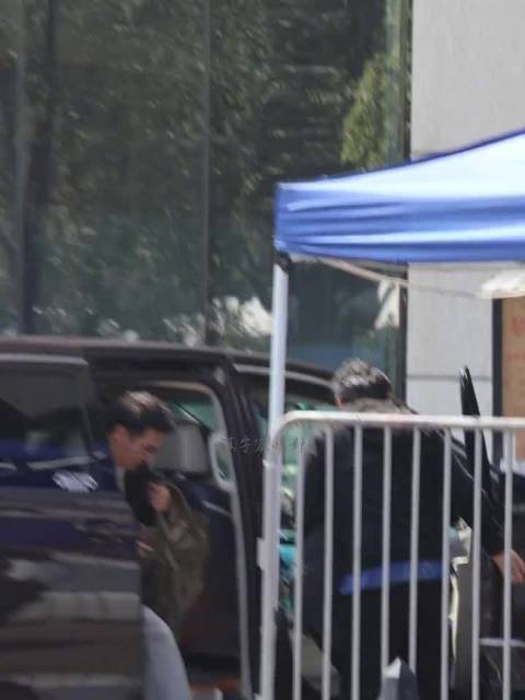 吴镇宇被夸瘦了害羞，两天工作瘦两圈