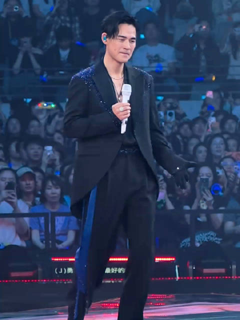 周渝民妻女首度公开亮相深圳演唱会