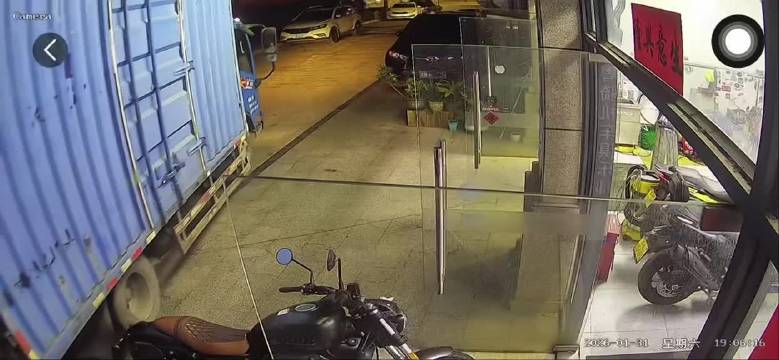 摩托车主：糟了车呢？ 货车司机：糟了人呢？