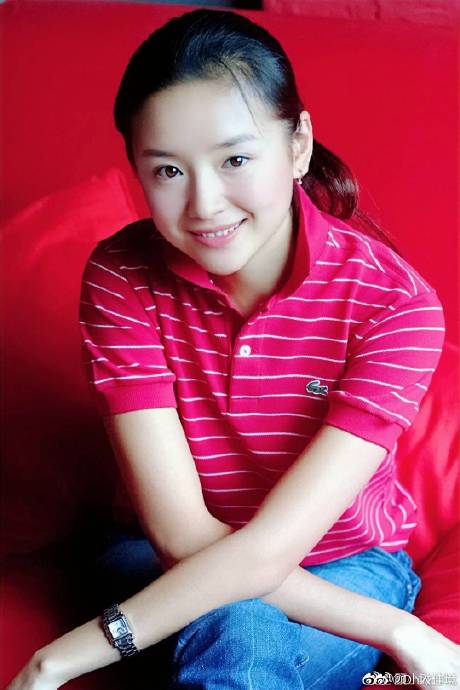 从国民白月光到直播顶流：董洁碎花裙旧照引热议，她的故事远比冷清秋更曲折