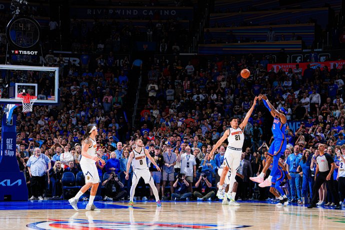 约基奇此役同样得到三双，他与亚历山大的直接对话如何影响了本赛季MVP的归属？