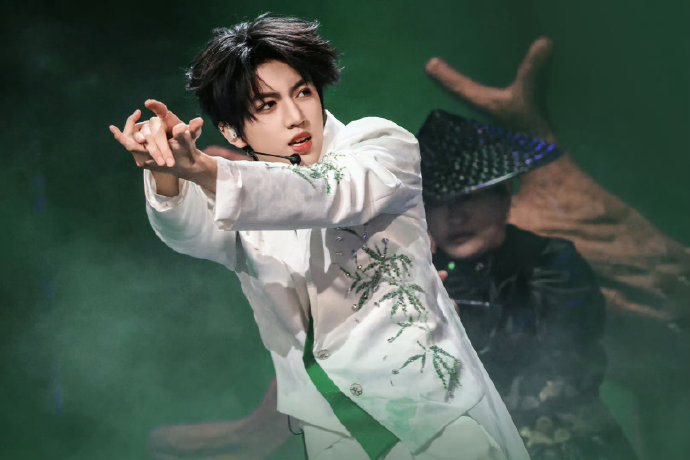 李飞当时提醒张桂源注意的‘麦’究竟是什么？