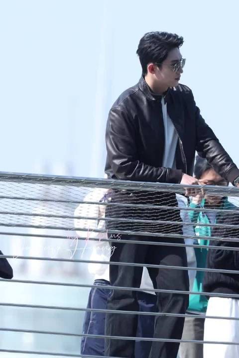 哥去看F1赛车，又成焦点了 他只是去观赛，但，其实也很想参赛 cr见水印