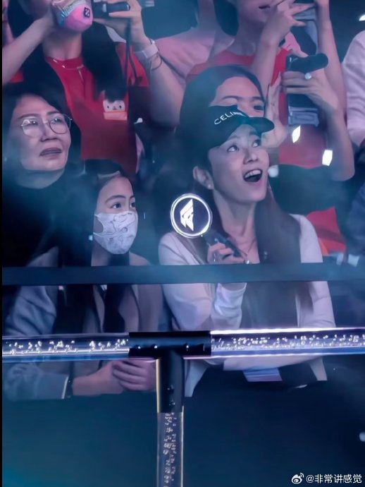 周渝民女儿和喻虹渊母女俩现场观看演唱会的互动有多温馨？