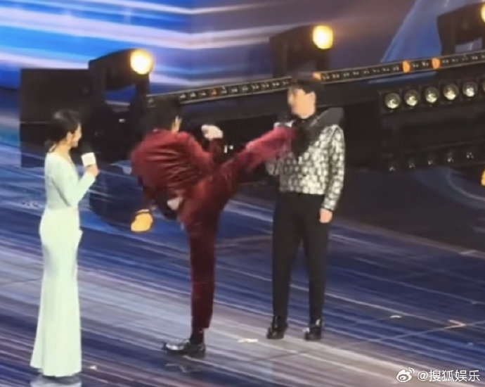 这次向佐踢头事件对艺人的公众形象会有何影响？