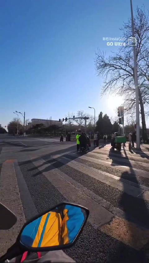 京A摩托小哥跑闪送频被交警误拦