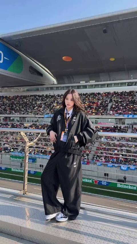 欧阳娜娜、胡一天等明星现身F1上海站首日