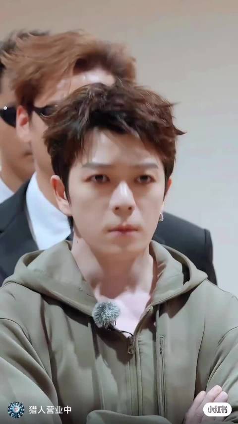 王栎鑫与猎人在团演后台跳技能五子棋