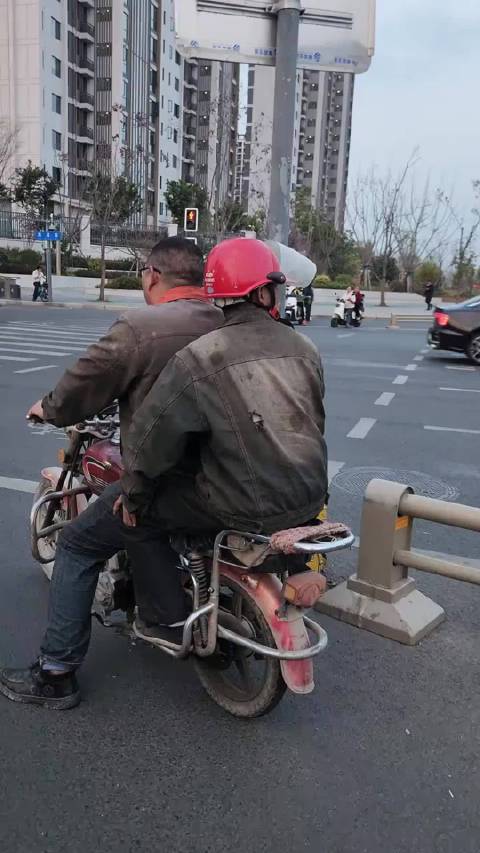 这摩托是拉肚子了吧