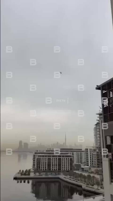 今天在天上追小摩托的是阿联酋的黑鹰，打也不是，不打也不是