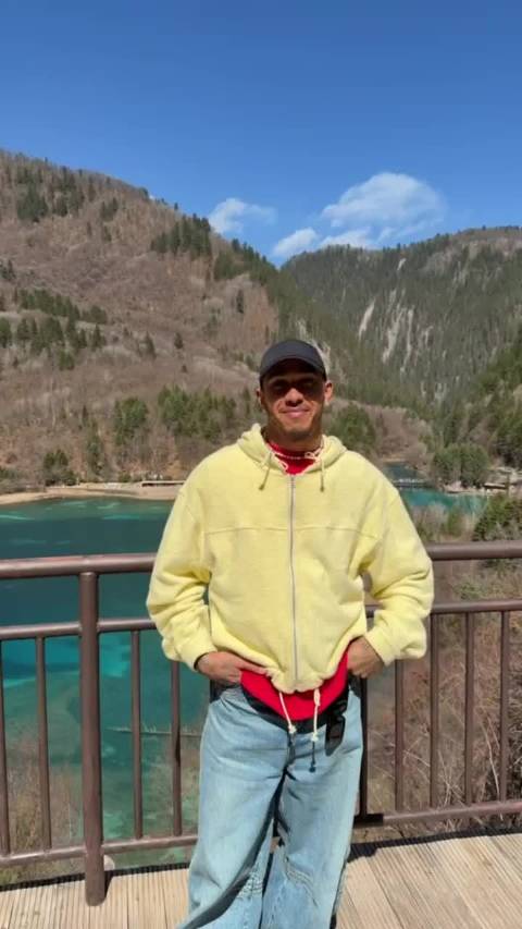 汉密尔顿现身九寨沟，备战F1中国大奖赛