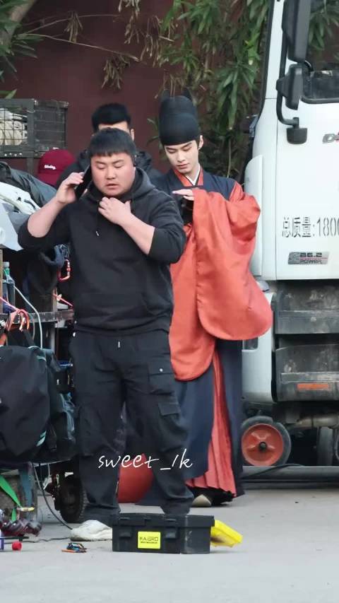 何与抱着黑啤好宠爱！开心的嘴没停下过！期待萧靖西啦