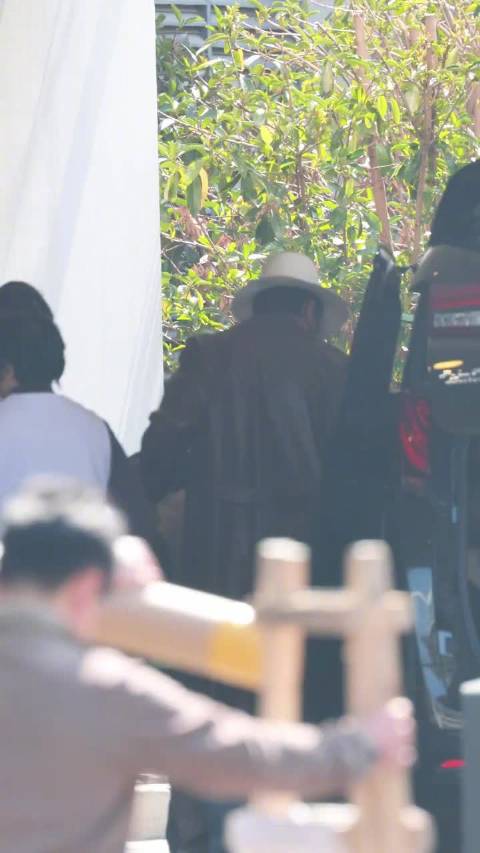 邓超先安顿妻儿再与粉丝互动