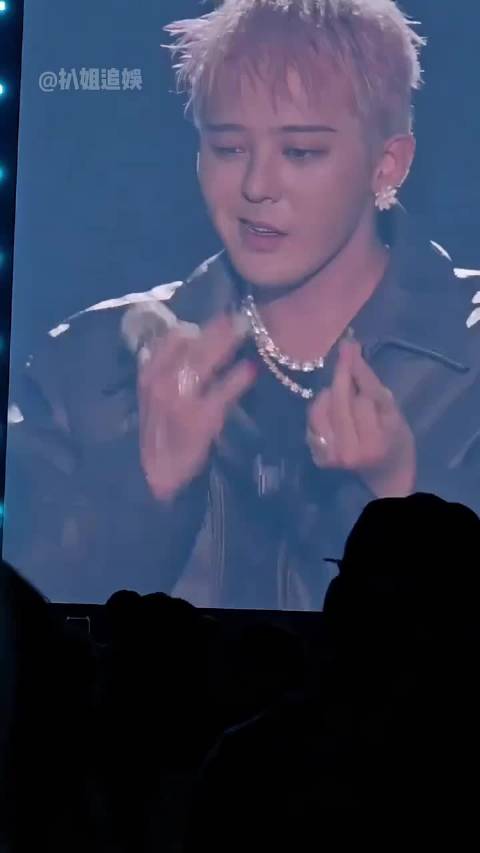 权志龙演唱会摸牙齿，以为学向佐，看清现场笑到捶地！