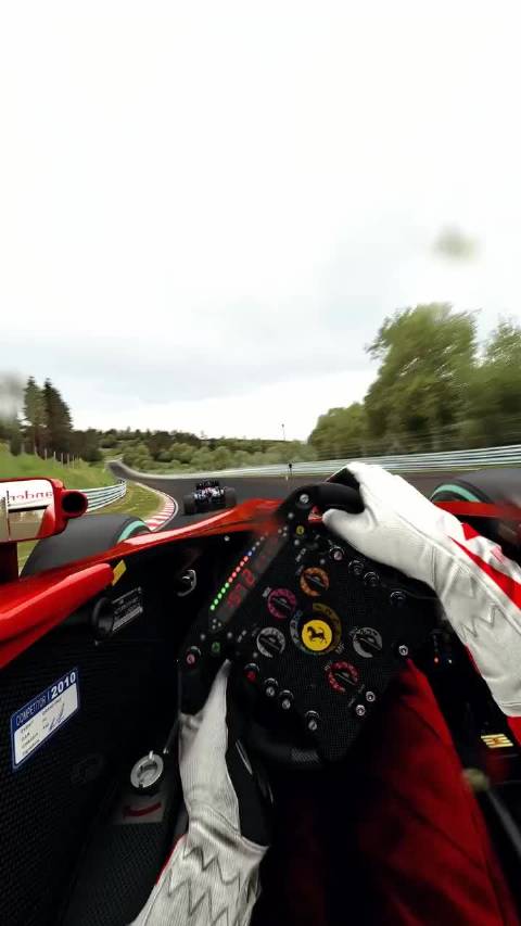 很多人看F1都会疑惑：为什么车手要半躺着开车？