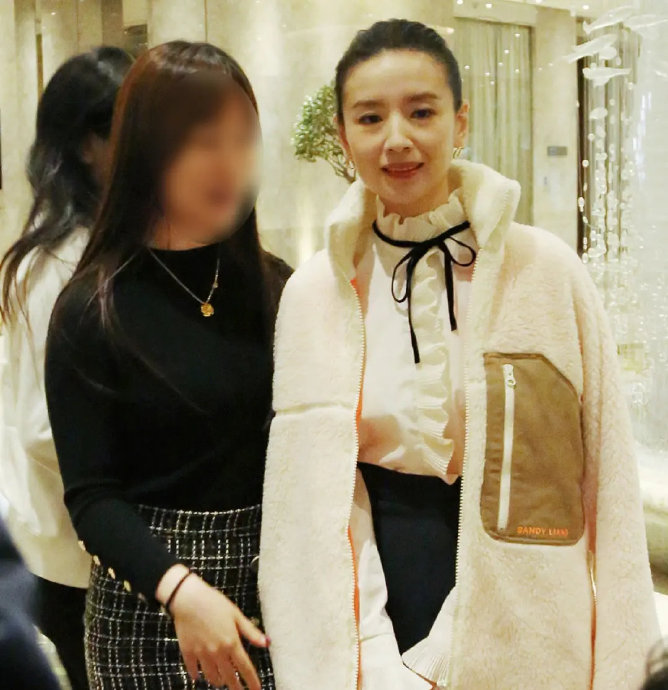 近期董洁因旧照和直播带货再次引发关注，她现在的公众形象和个人状态有何变化？