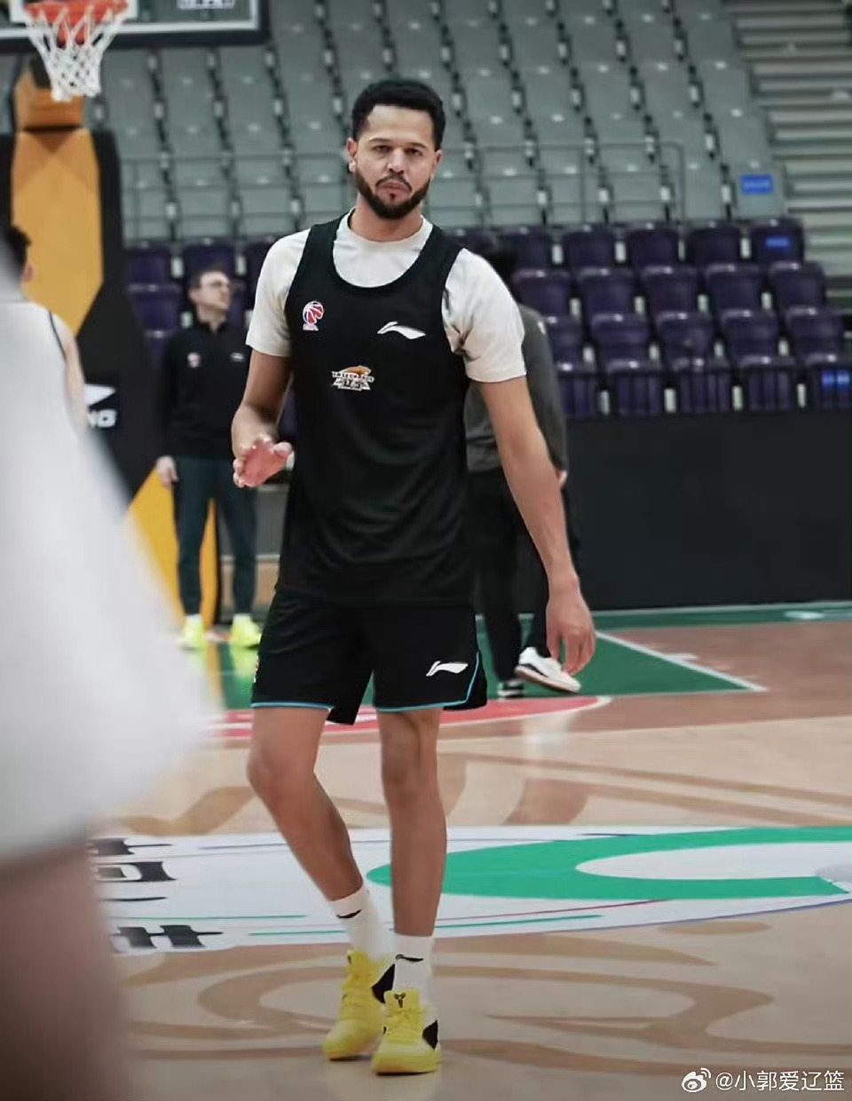 辽宁男篮新援哈维布罗金顿展现三分防守与组织能力