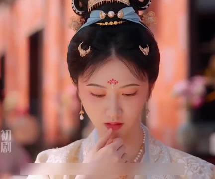 女孩在参加选妃时，故意把口红印在了画卷上 似锦景甜张晚意郭涛马苏