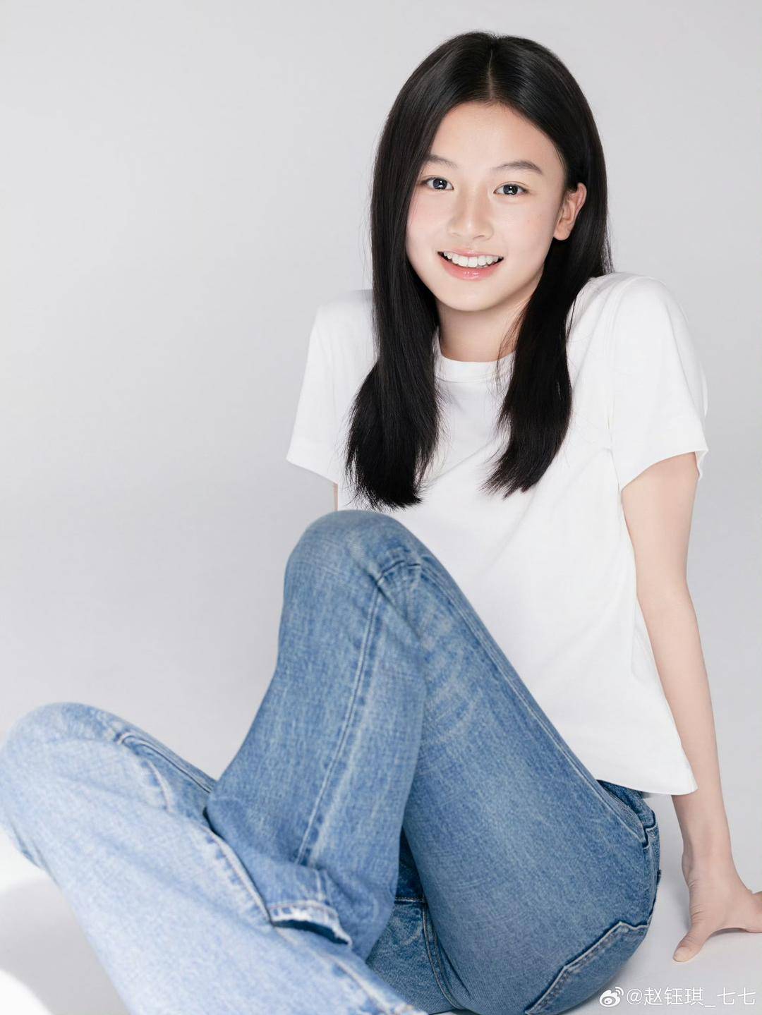 婉拒于正的素人女孩“七七”进组拍戏,此前曾称以学业为主