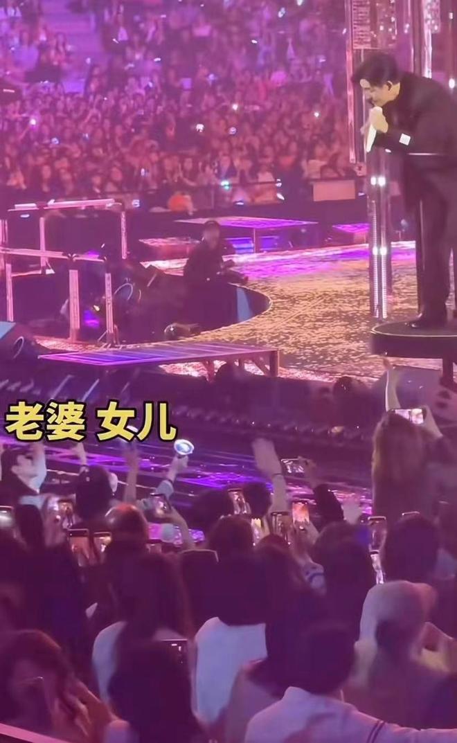 周渝民妻女现身演唱会，女儿酷似爸爸，以前不相信老爸是万人迷