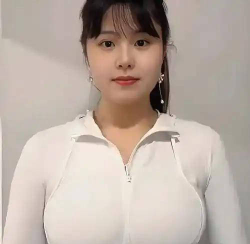 李月汝风格大变引猜测，因篮球事业心切转型为成熟老板形象，获李梦支持祝福