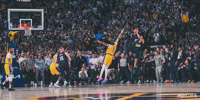小火慢炖大火收汁，湖人领先20分被穆雷压哨绝杀大比分0比2落后