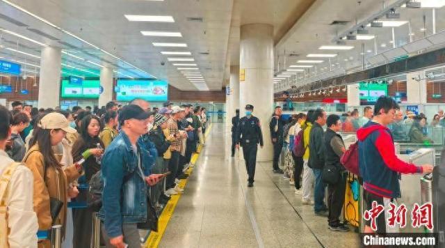 深圳皇岗、福田口岸迎入出境客流高峰