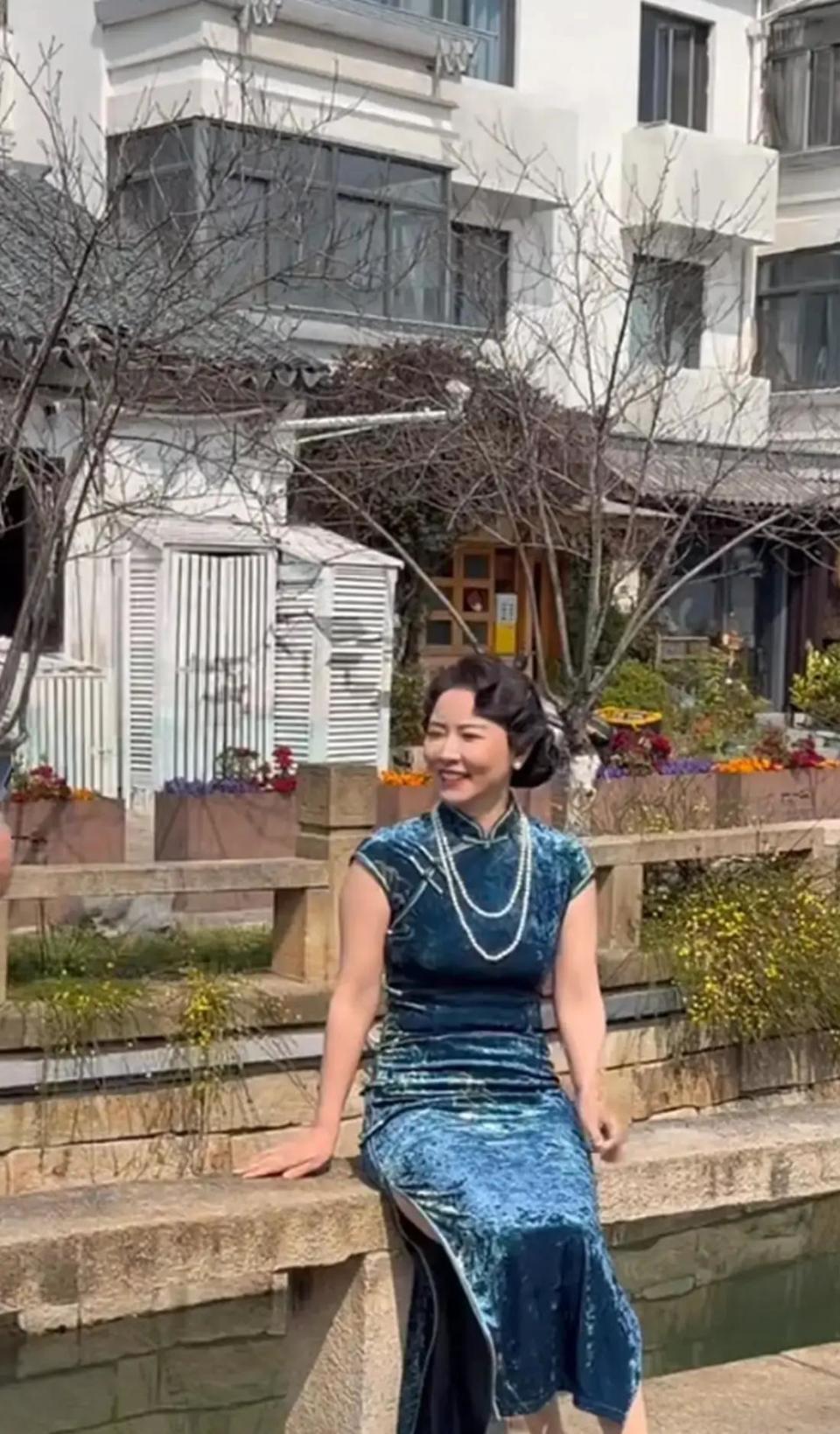 郭涛带老婆苏州拍写真!李燃旗袍上身太有气质,网友说像何赛飞!