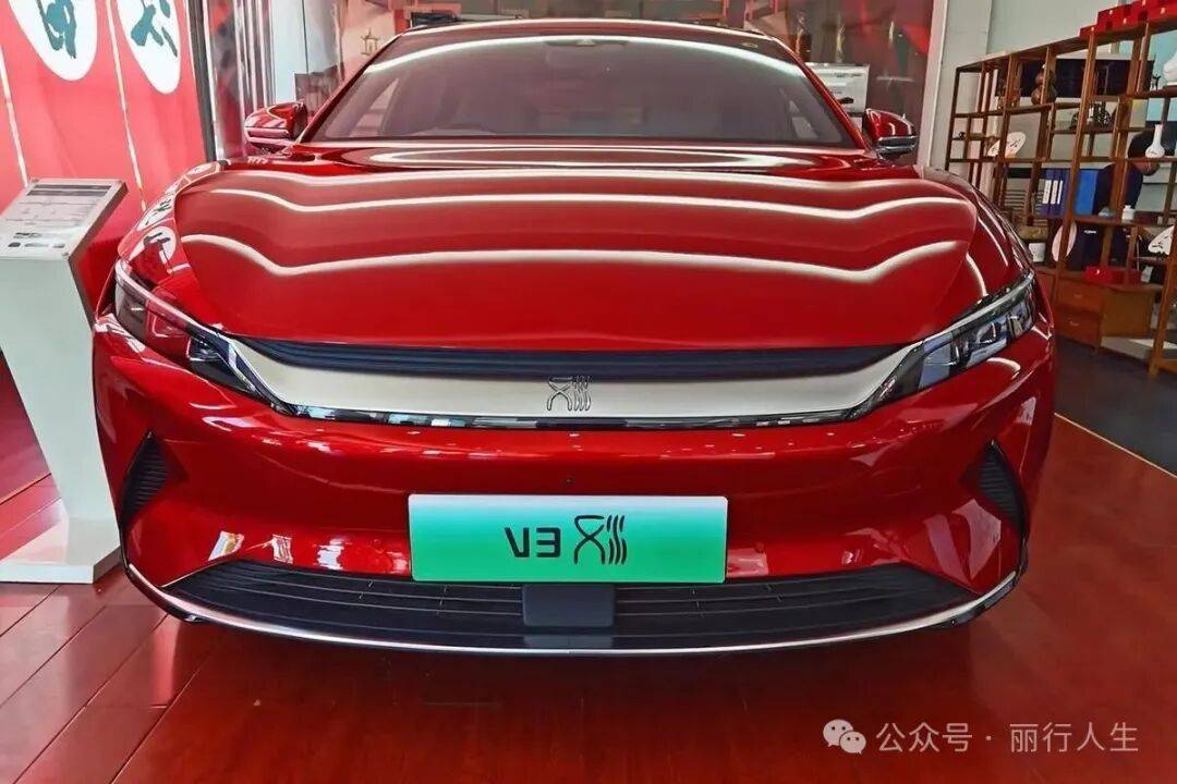 电车满街跑的时代，比亚迪汉L凭啥让年轻精英掏30万？答案藏在3个细节里