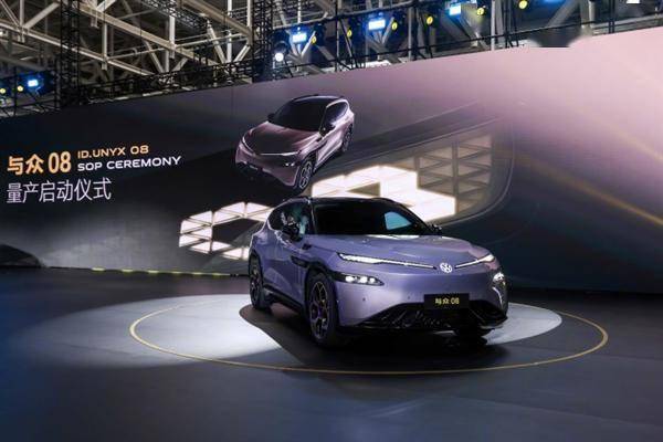 小鹏、大众首款合作车型与众08量产下线：全系标配VLA智驾续航超700km