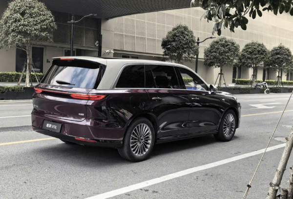比问界M9还大！魏牌V9X街头首曝，后轮转向+363km纯电，硬刚9系？