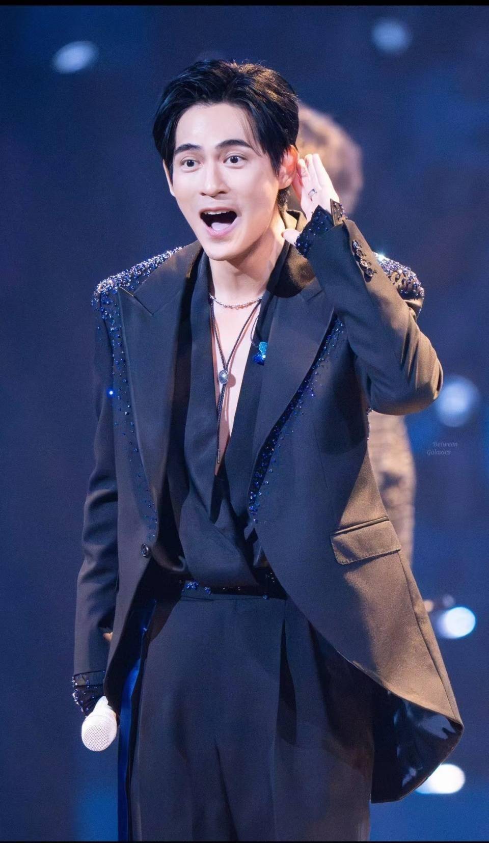 周渝民妻女首次现身演唱会，女儿酷似爸爸，以前不相信老爸是万人迷