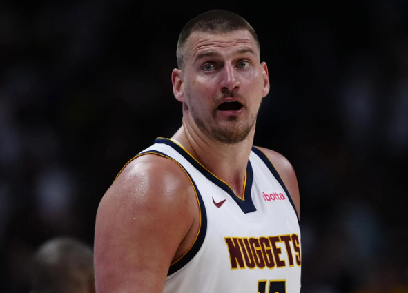 约基奇上半场13投6中，三分4中1得到17分11篮板3助攻