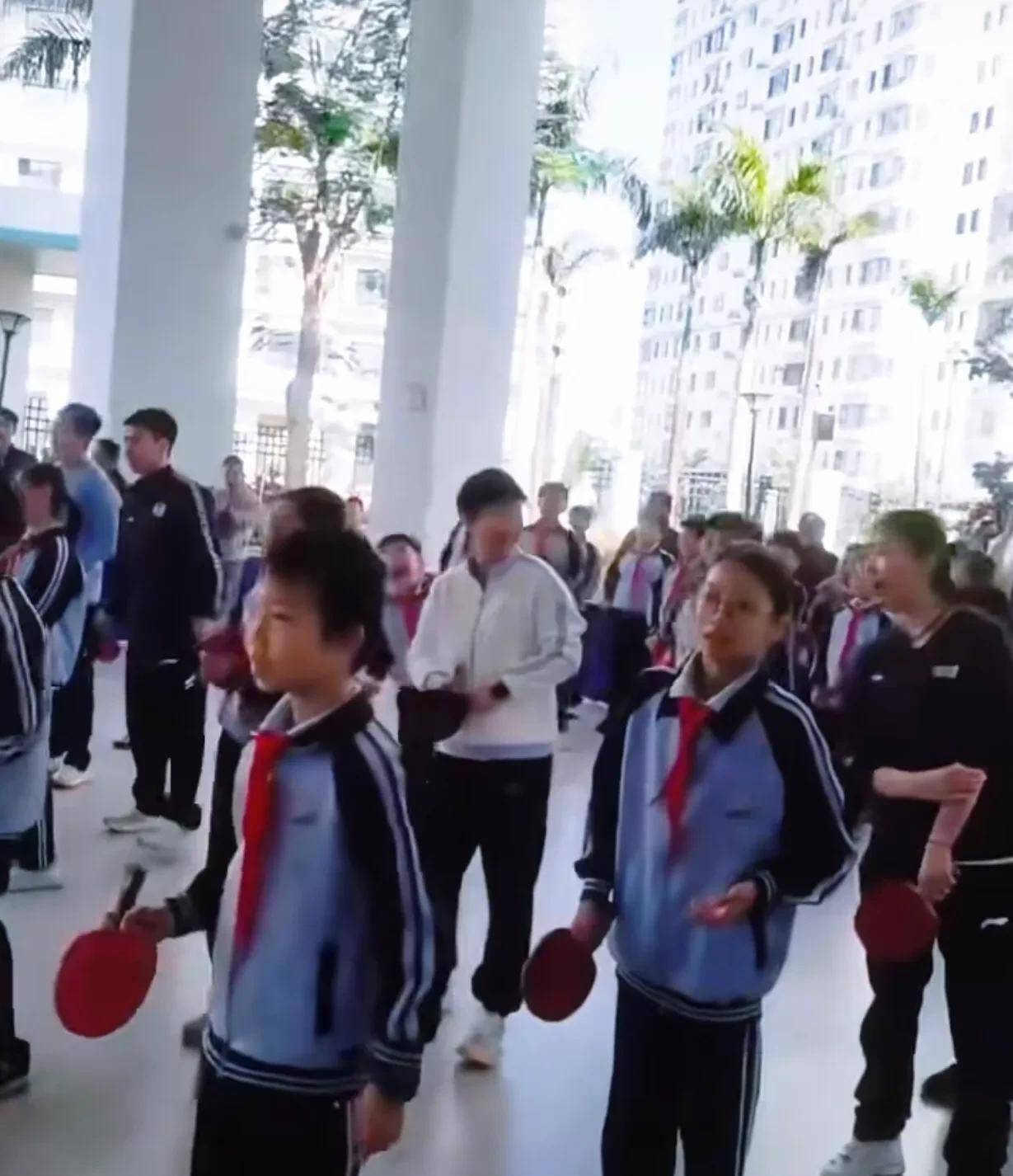 2月2日国乒传出新消息，孙颖莎新发型越来越像小学生，王楚钦看着手机笑被偷拍，林诗栋被美女围住