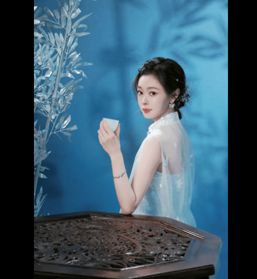 宋轶白色薄纱裙亮相,折扇毛笔,尽显淑女范!