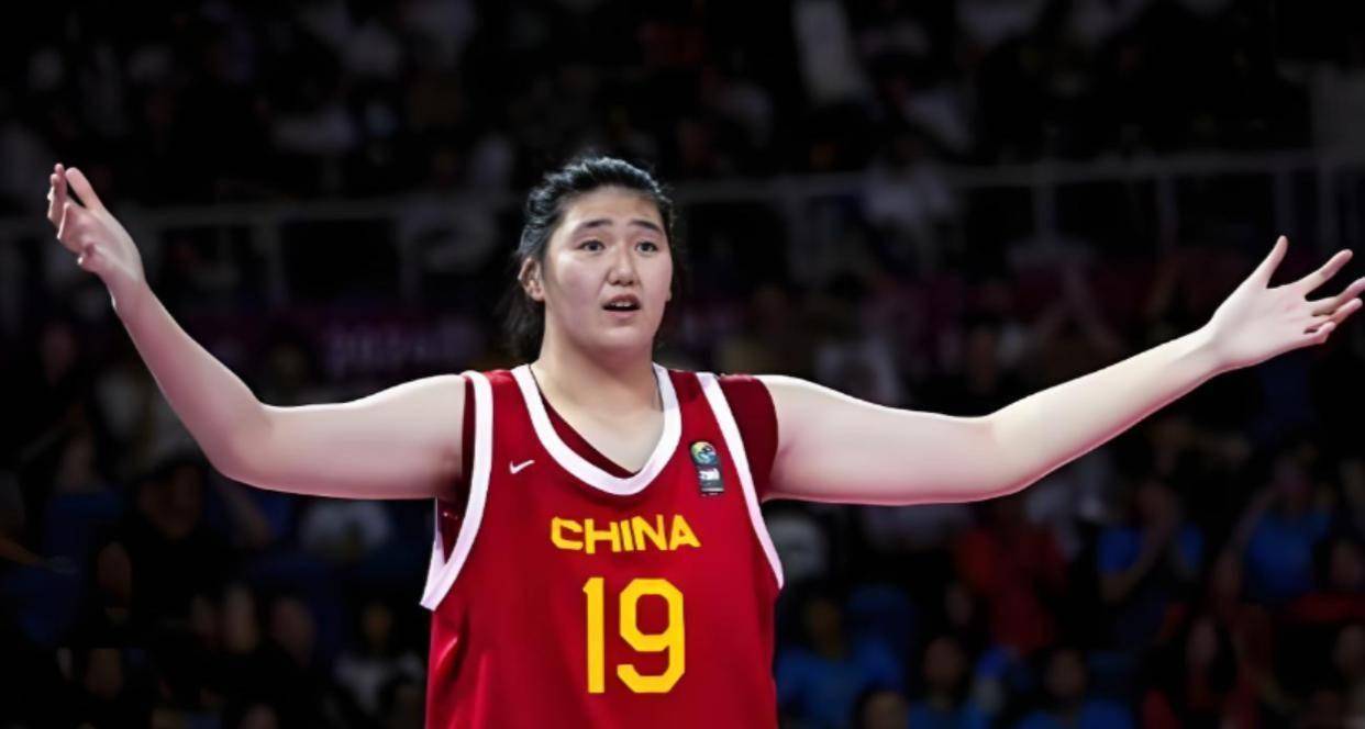 中国女篮15分惨败真相曝光!前主帅郑薇解说席一针见血，球迷疯狂怀念李梦