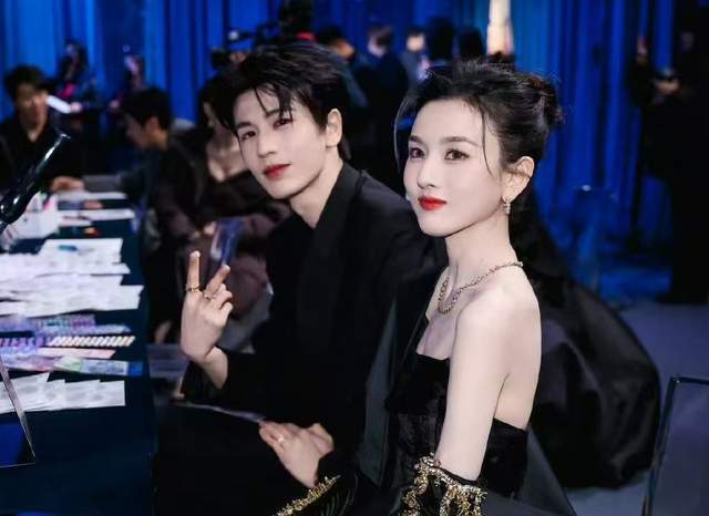 张凌赫宋祖儿携手亮相微博之夜红毯,清冷遇明艳,氛围感直接拉满