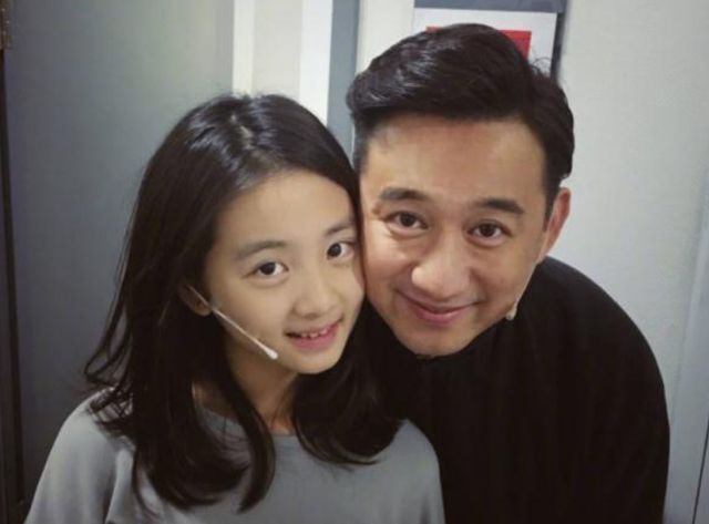 孙莉父亲节晒女儿多多出生时的照片,黄磊深情亲吻,一家人很幸福黄多多娱乐圈_订阅