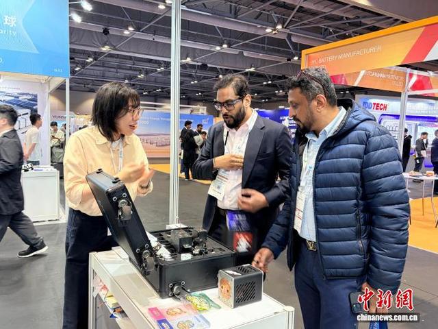 海外客商参观浙企展位。 受访者 供图