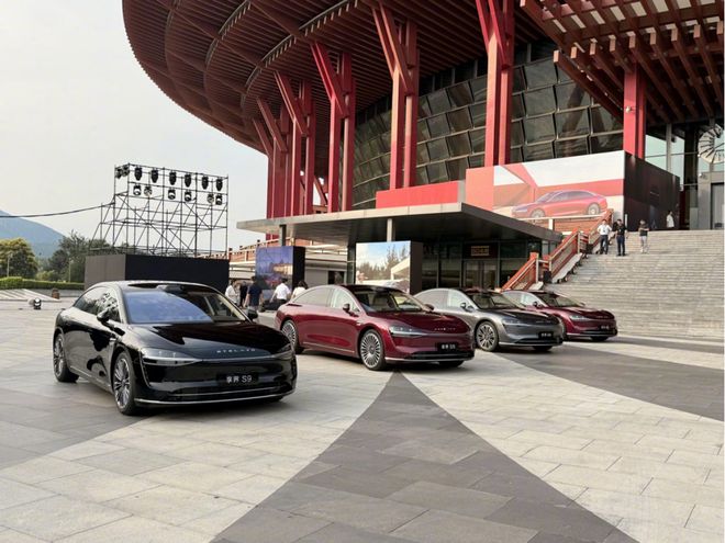 华为北汽联手发布寰宇之星新标享界S9登顶30万+新能源轿车销冠