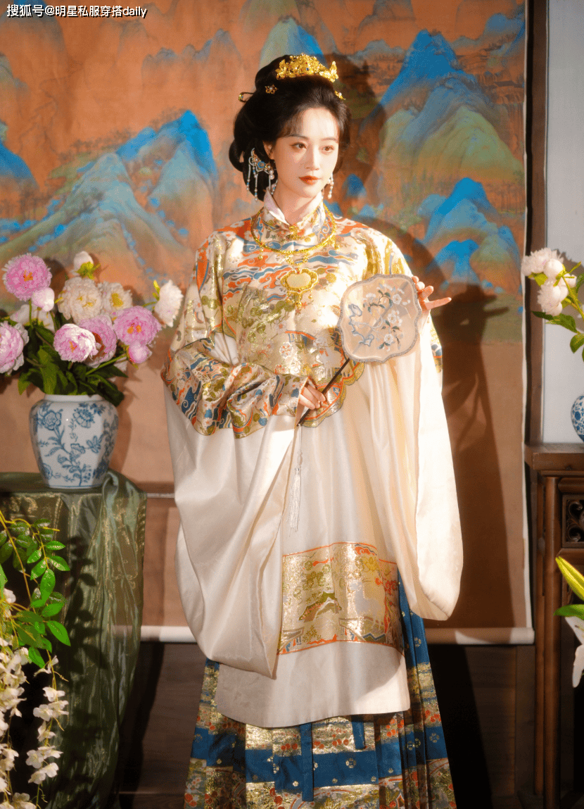 蓝盈莹“苦相脸”变“贵妃脸”!一袭金色明制汉服造型贵气十足!