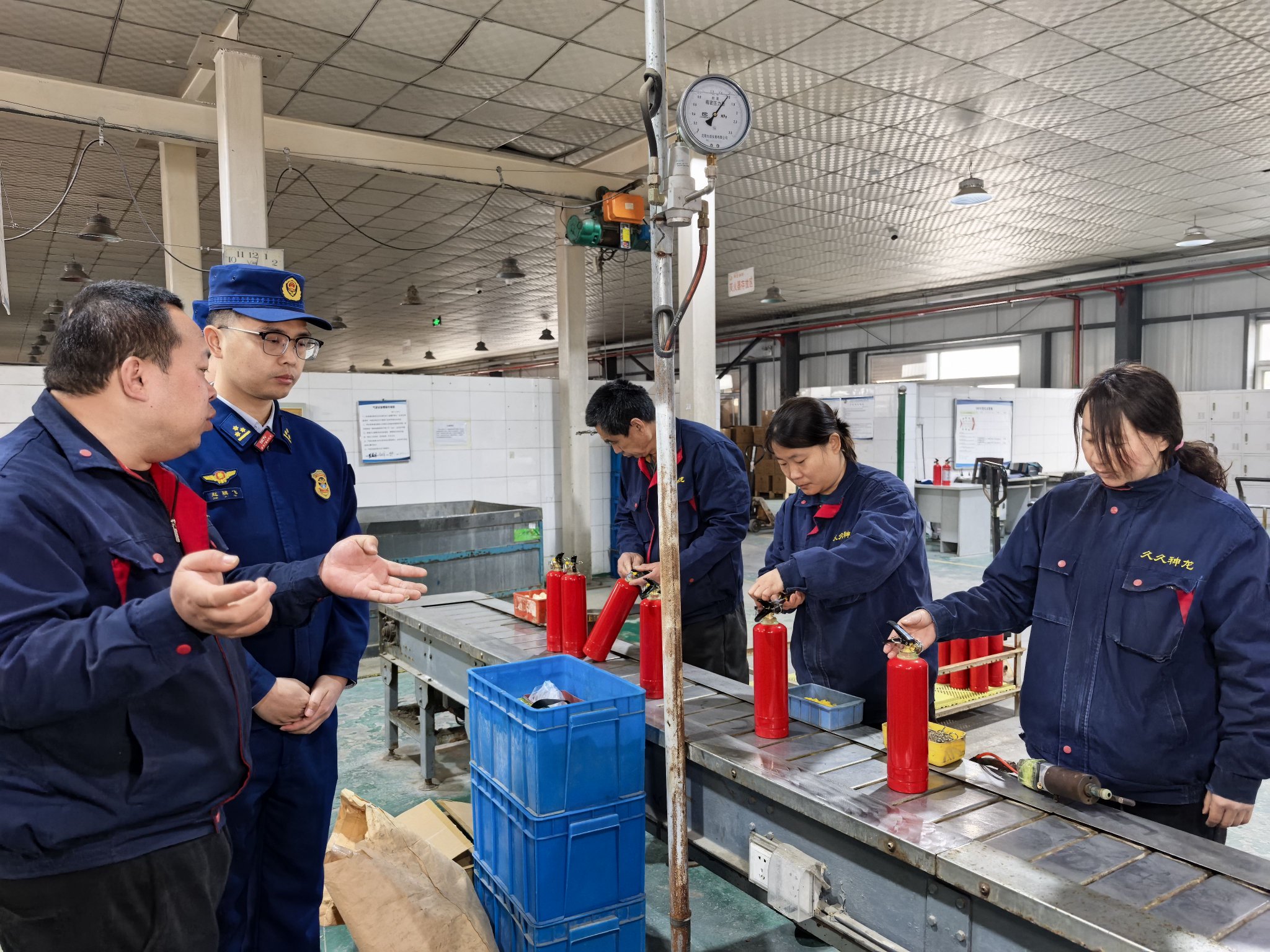 檢查人員在消防器材企業進行檢查。大興消防供圖