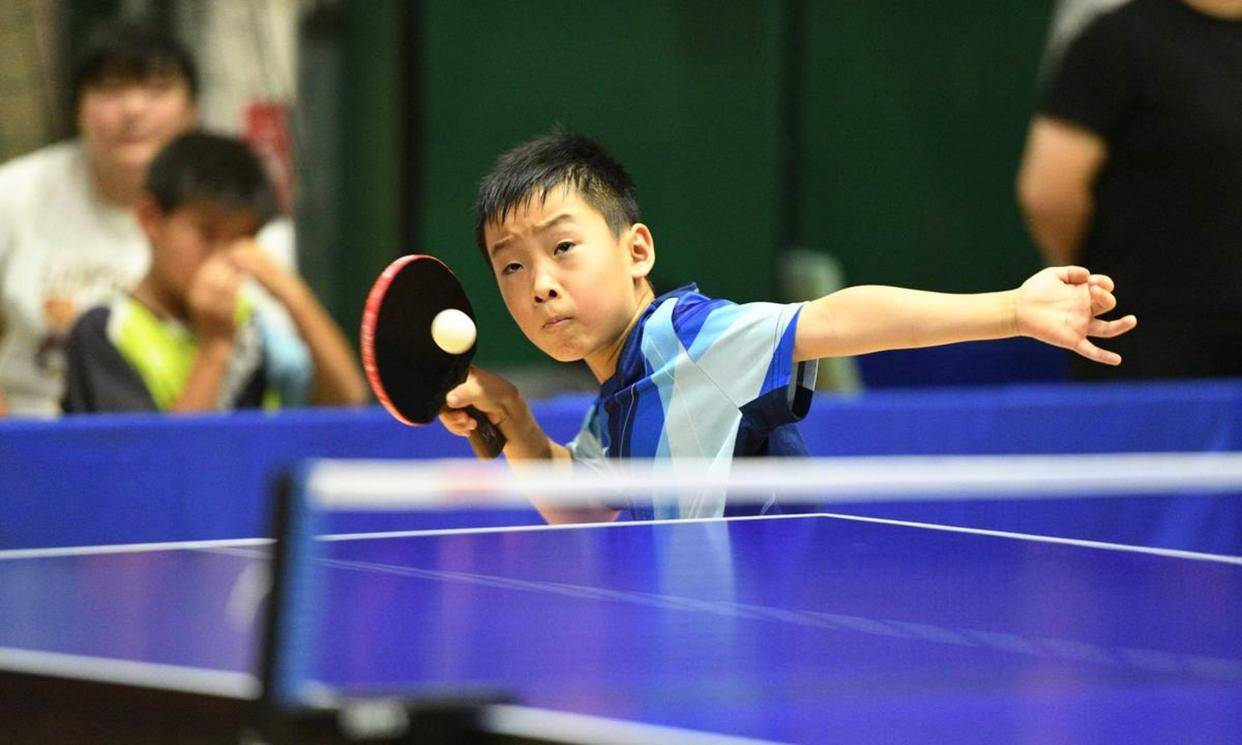 蒯曼在海口死死盯住一个男孩，脑子嗡的一声认出他就是林诗栋小时候，队友急忙拉她冷静别吓着孩子