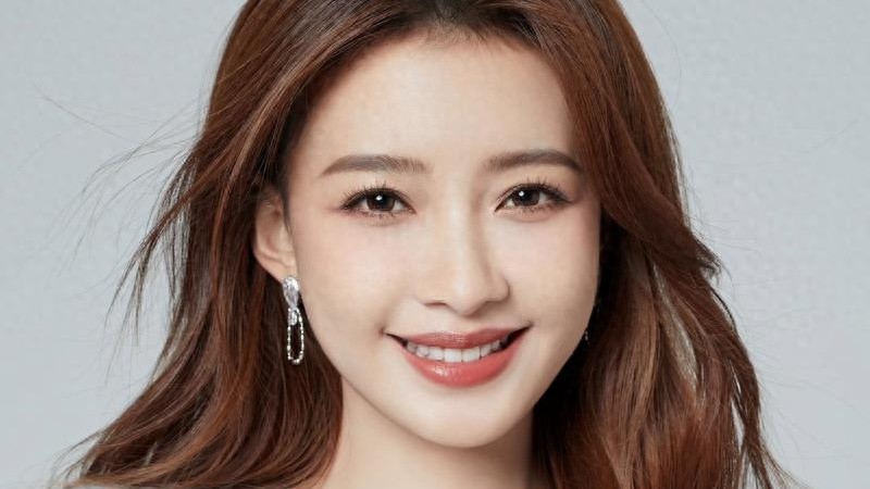 孙怡开车未打灯玩手机致歉,公众人物责任引热议