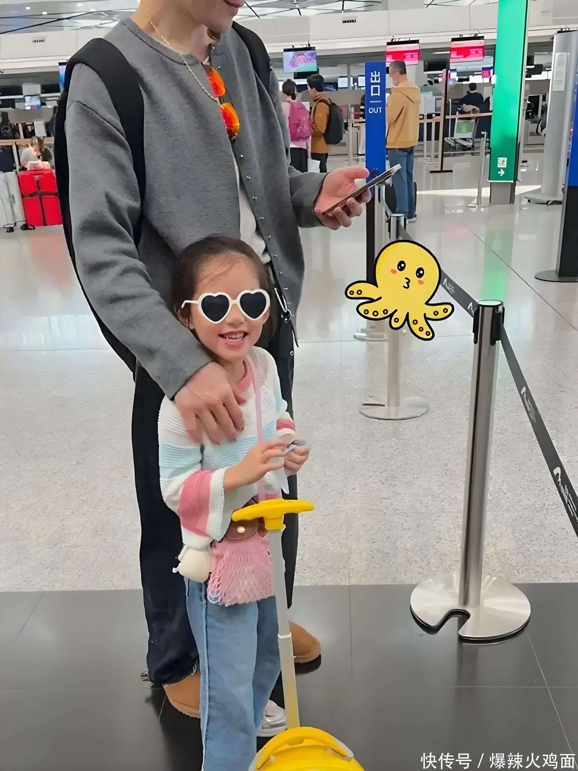 郭碧婷带女儿机场送向佐,女儿舍不得爸爸哭了,向佐也难过落泪!