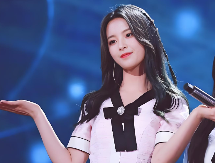 杨超越首演话剧引热议:从“锦鲤”到实力演员的蜕变之路