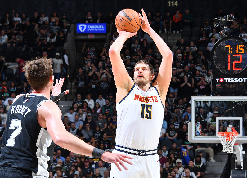 文班缺席掘金20分逆转马刺 约基奇31+20+12卡斯尔30+11+10