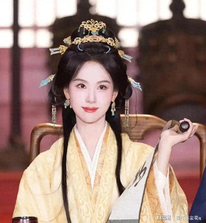 《翘楚》演技现形，陈都灵的“狠”与周翊然的“木”，你更喜欢谁